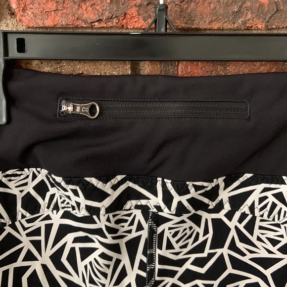 Lululemon Black White Rose Posey Print Real Quick Crop Legging Capri - Picture 7 of 10